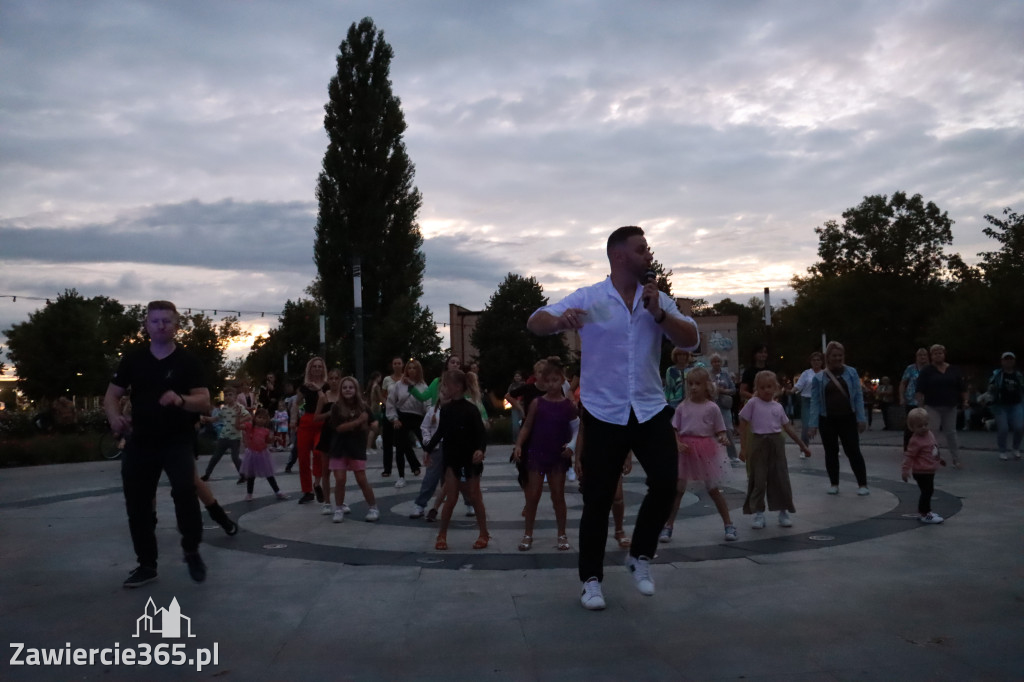 Fotorelacja: Potańcówka na fontannie w Zawierciu