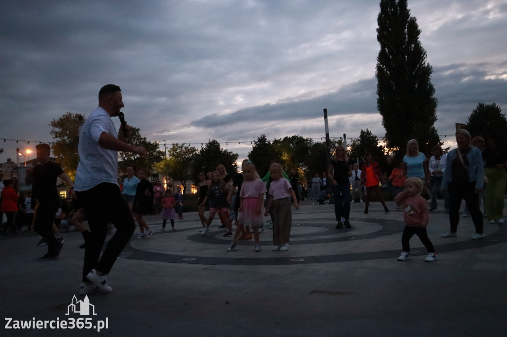 Fotorelacja: Potańcówka na fontannie w Zawierciu