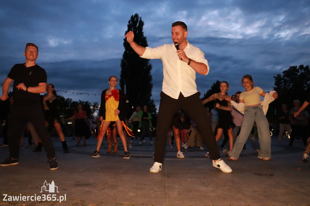 Fotorelacja: Potańcówka na fontannie w Zawierciu
