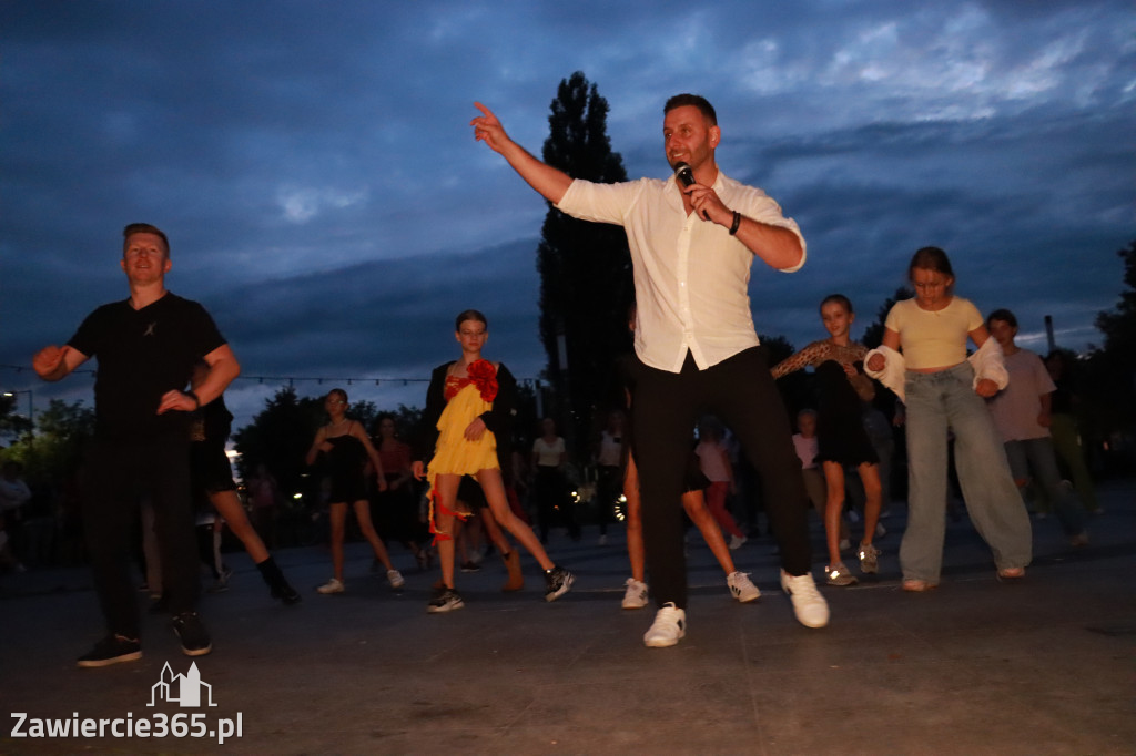 Fotorelacja: Potańcówka na fontannie w Zawierciu