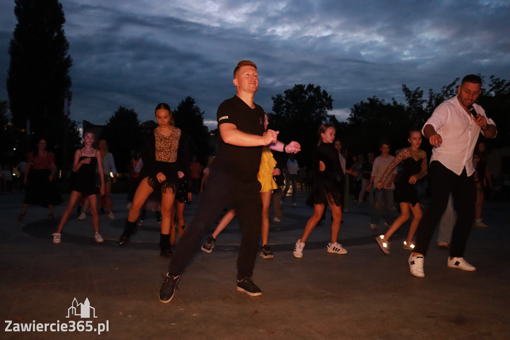 Fotorelacja: Potańcówka na fontannie w Zawierciu