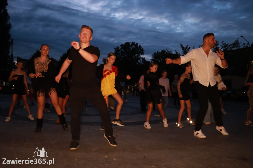 Fotorelacja: Potańcówka na fontannie w Zawierciu