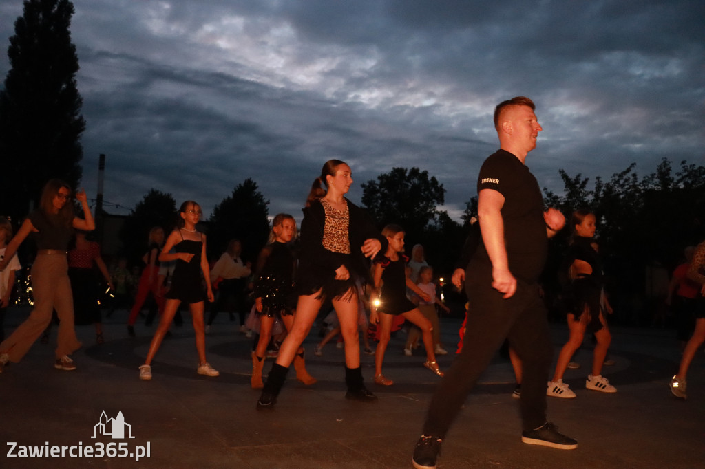 Fotorelacja: Potańcówka na fontannie w Zawierciu