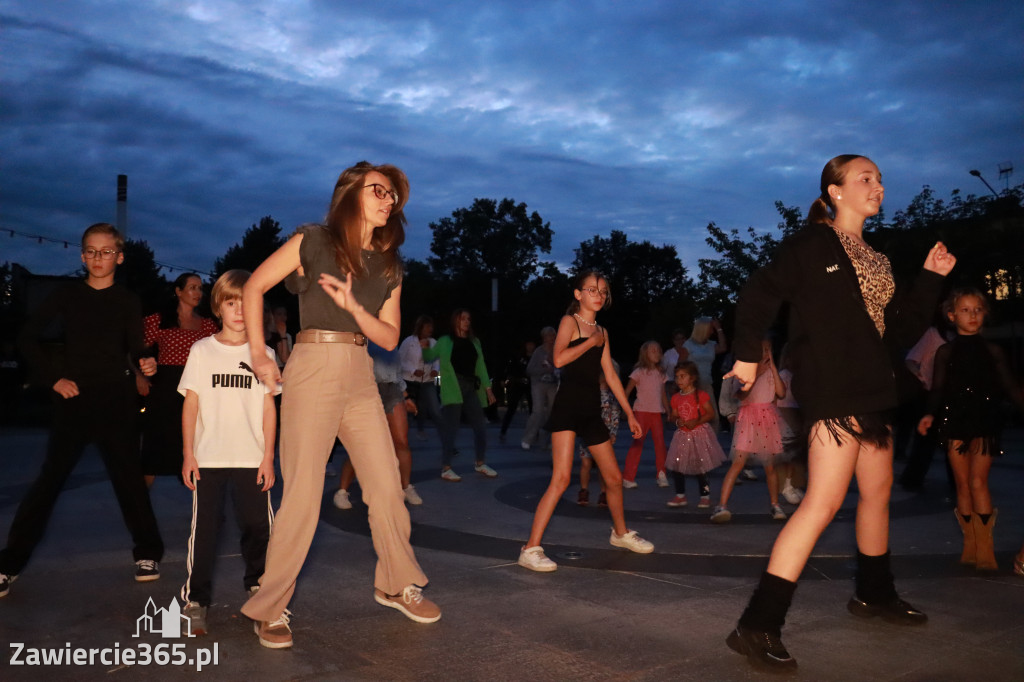 Fotorelacja: Potańcówka na fontannie w Zawierciu