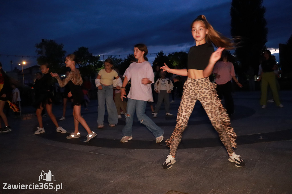 Fotorelacja: Potańcówka na fontannie w Zawierciu