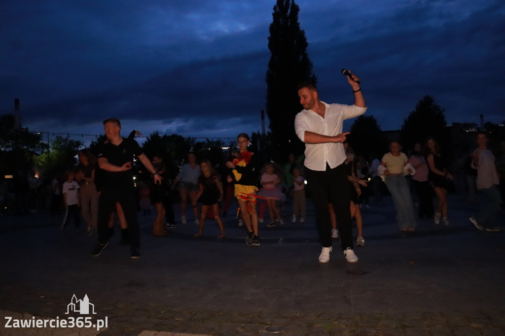 Fotorelacja: Potańcówka na fontannie w Zawierciu