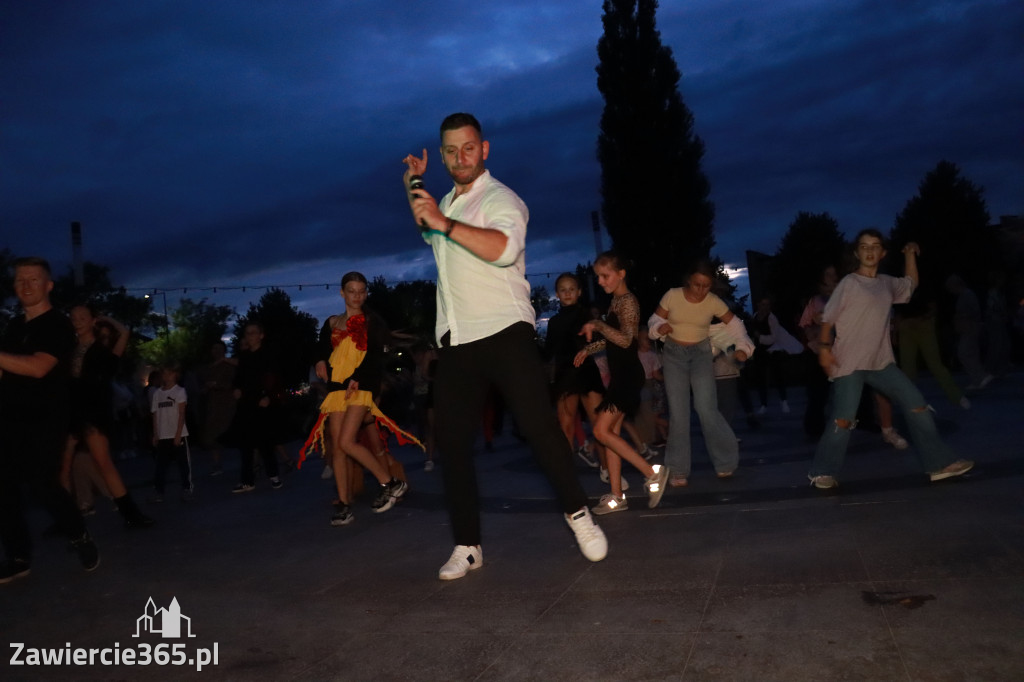 Fotorelacja: Potańcówka na fontannie w Zawierciu