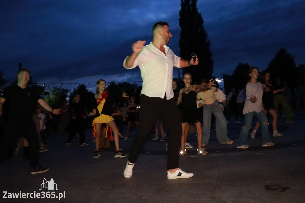 Fotorelacja: Potańcówka na fontannie w Zawierciu