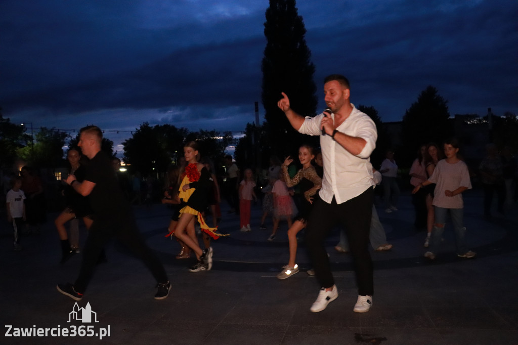 Fotorelacja: Potańcówka na fontannie w Zawierciu