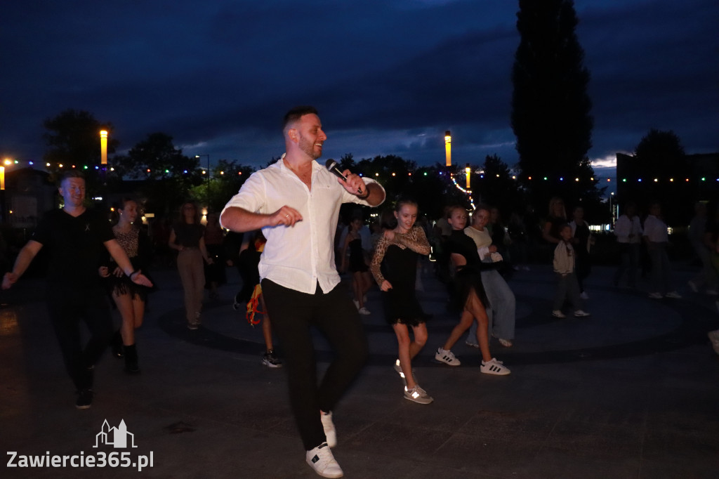 Fotorelacja: Potańcówka na fontannie w Zawierciu