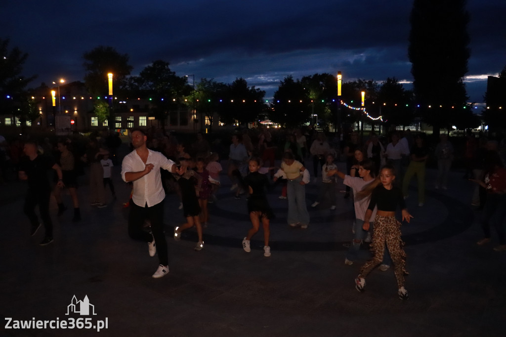 Fotorelacja: Potańcówka na fontannie w Zawierciu