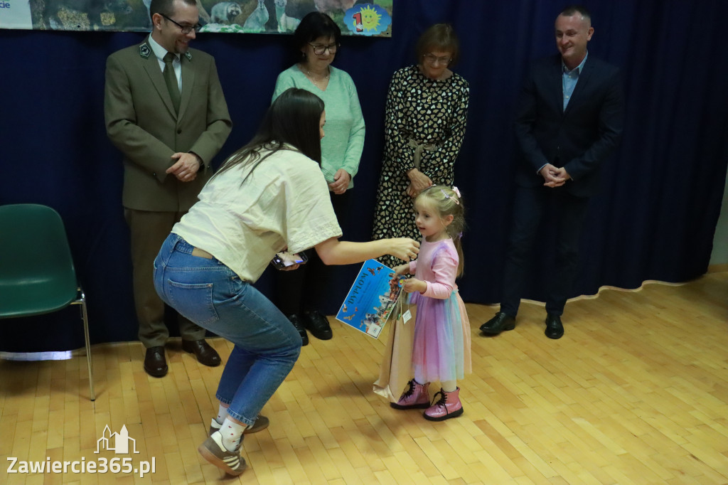 Fotorelacja: WERNISAŻ KONKURSU PLASTYCZNO-PRZYRODNICZEGO - Przedszkole nr 1 w Zawierciu