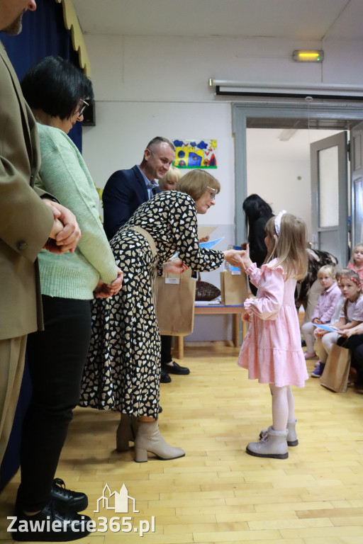 Fotorelacja: WERNISAŻ KONKURSU PLASTYCZNO-PRZYRODNICZEGO - Przedszkole nr 1 w Zawierciu