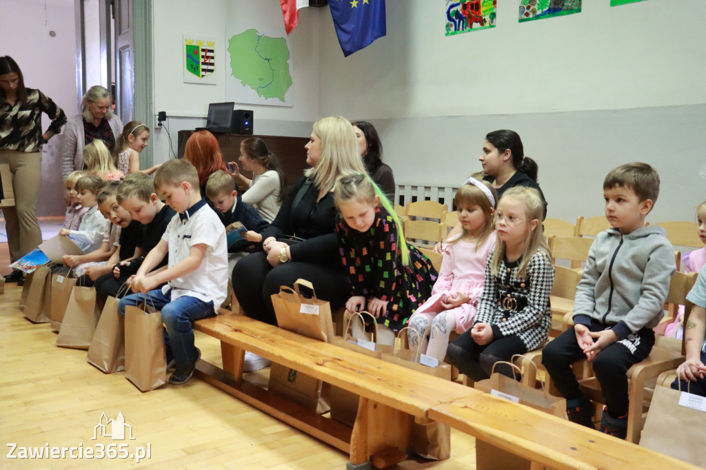 Fotorelacja: WERNISAŻ KONKURSU PLASTYCZNO-PRZYRODNICZEGO - Przedszkole nr 1 w Zawierciu