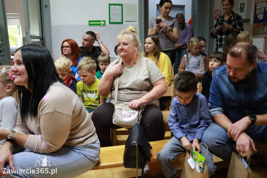 Fotorelacja: WERNISAŻ KONKURSU PLASTYCZNO-PRZYRODNICZEGO - Przedszkole nr 1 w Zawierciu