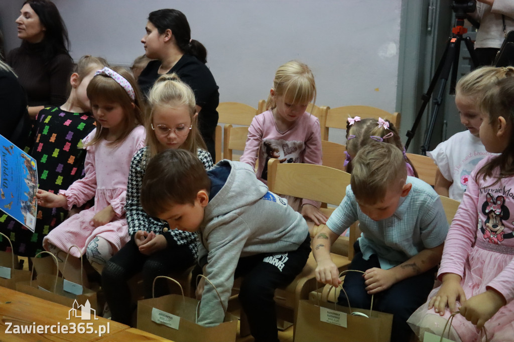 Fotorelacja: WERNISAŻ KONKURSU PLASTYCZNO-PRZYRODNICZEGO - Przedszkole nr 1 w Zawierciu