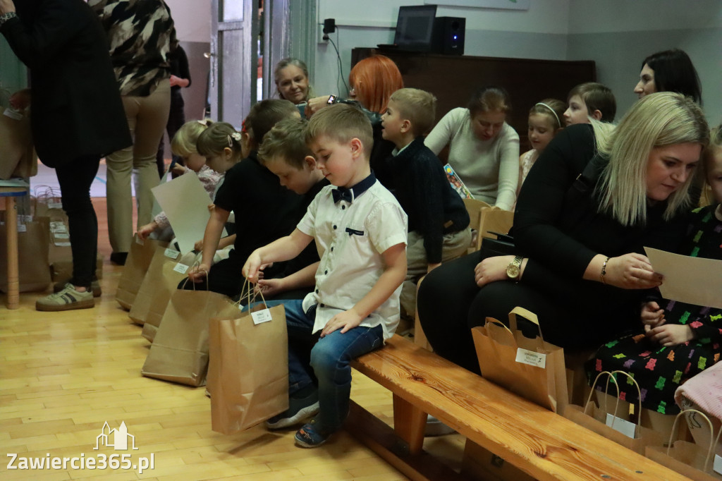 Fotorelacja: WERNISAŻ KONKURSU PLASTYCZNO-PRZYRODNICZEGO - Przedszkole nr 1 w Zawierciu