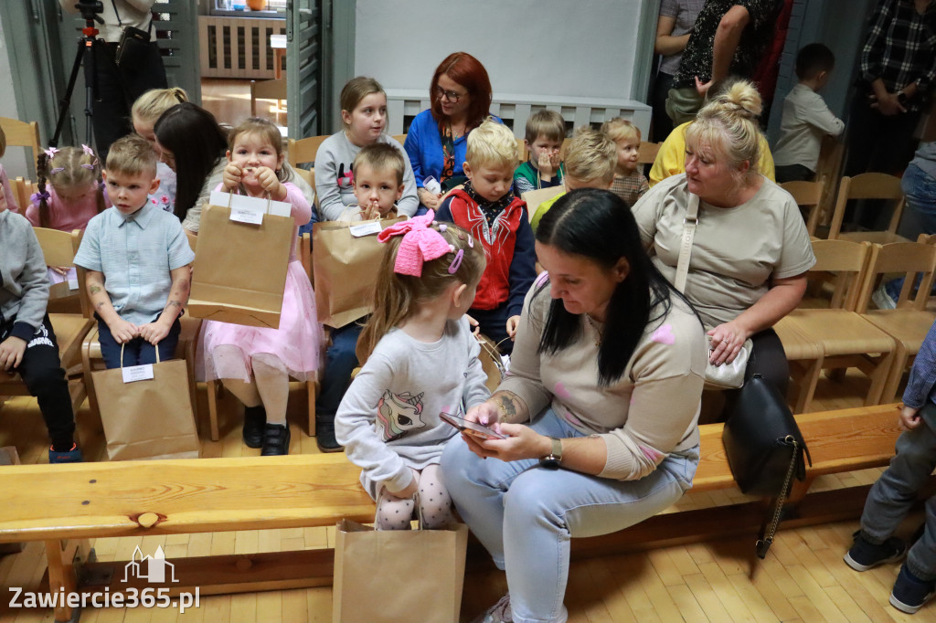 Fotorelacja: WERNISAŻ KONKURSU PLASTYCZNO-PRZYRODNICZEGO - Przedszkole nr 1 w Zawierciu