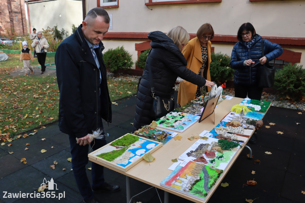 Fotorelacja: WERNISAŻ KONKURSU PLASTYCZNO-PRZYRODNICZEGO - Przedszkole nr 1 w Zawierciu