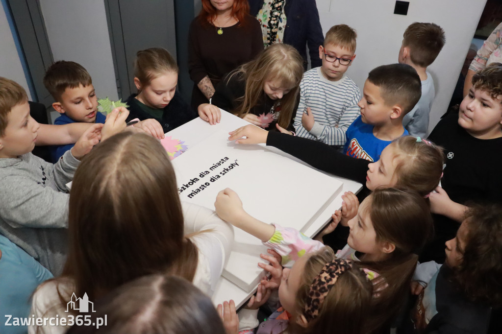 Fotorelacja: Otwarcie wystawy prac uczniów SP4 w MOK Zawiercie