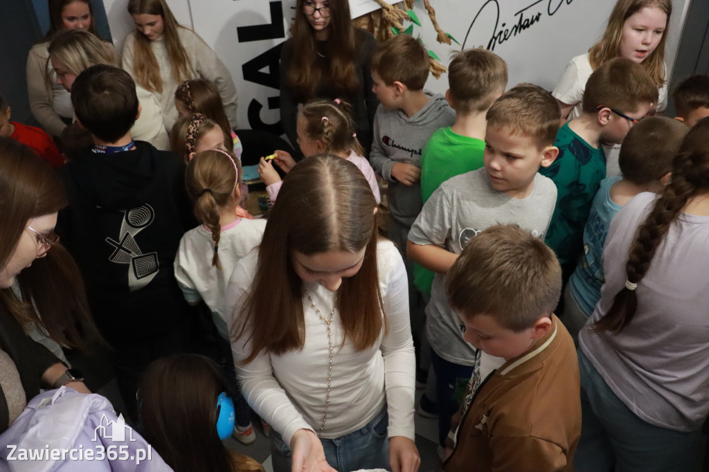 Fotorelacja: Otwarcie wystawy prac uczniów SP4 w MOK Zawiercie