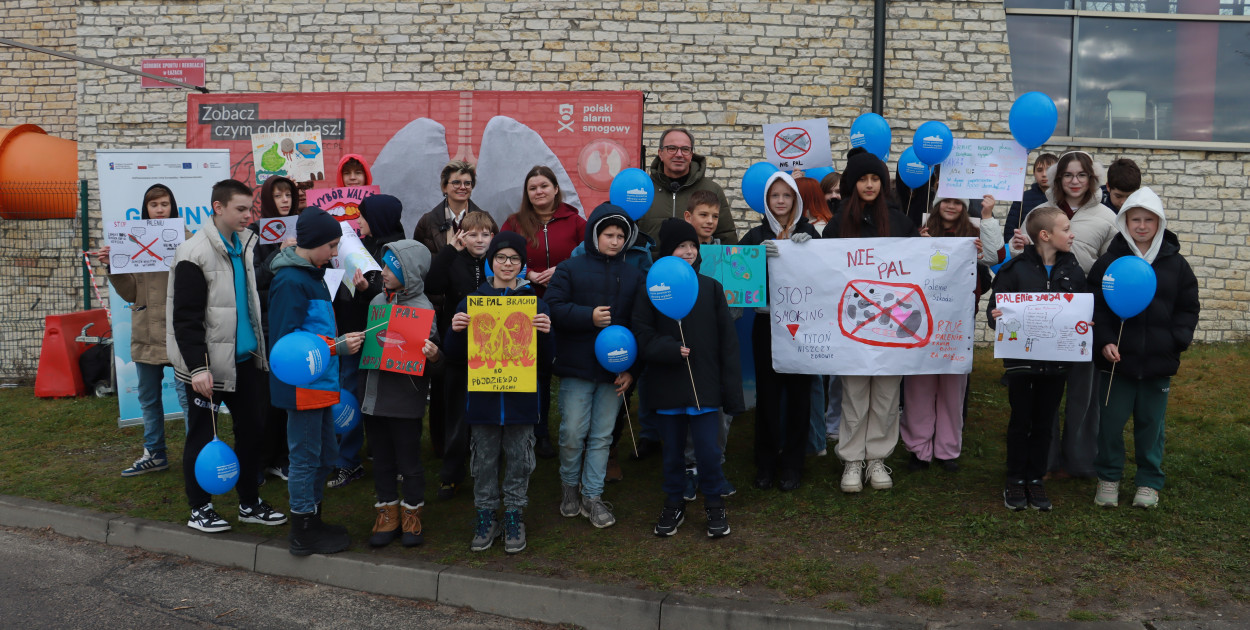 Fotorelacja: Konferencja prasowa przy mobilnych płucach w Łazach