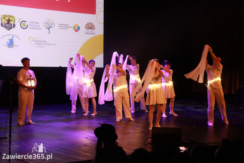 Fotorelacja: POKONAĆ BARIERY - Razem możemy więcej w MOK Zawiercie