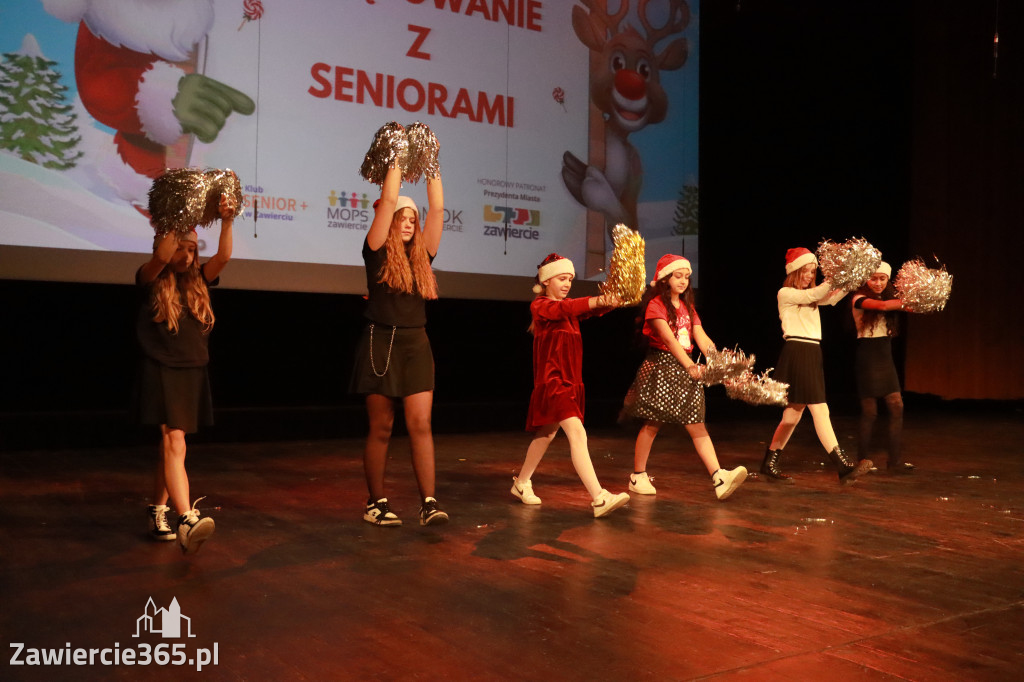 Fotorelacja: Świętowanie z Seniorami w MOK Zawiercie