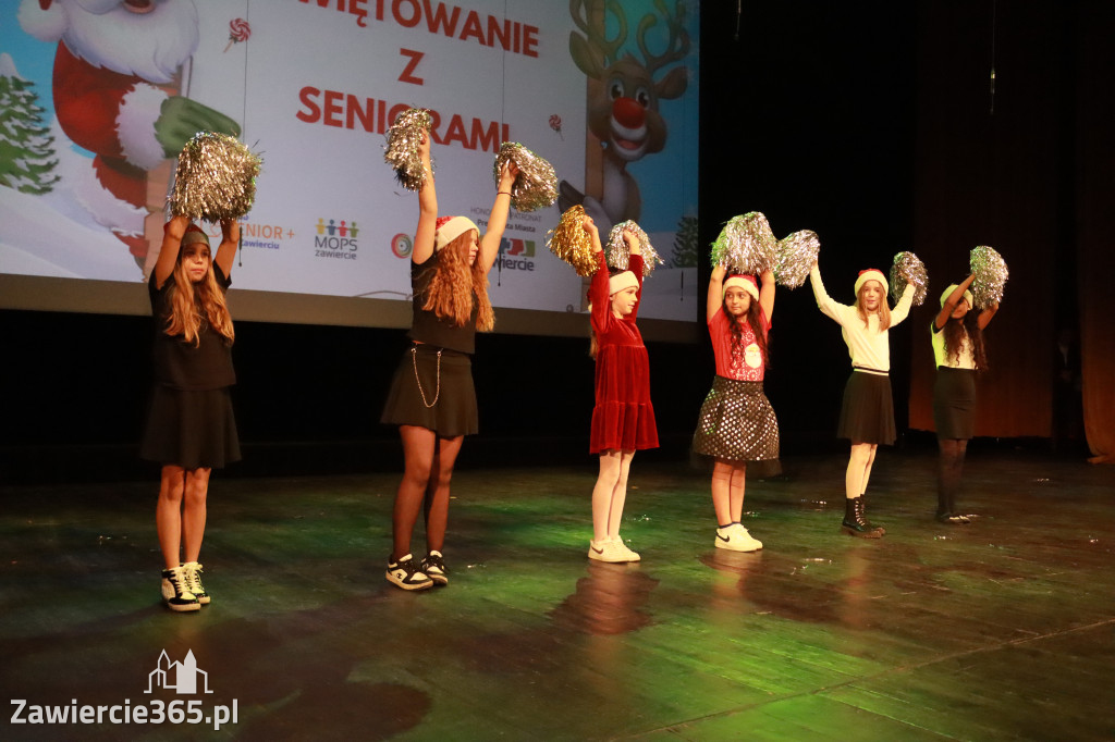 Fotorelacja: Świętowanie z Seniorami w MOK Zawiercie