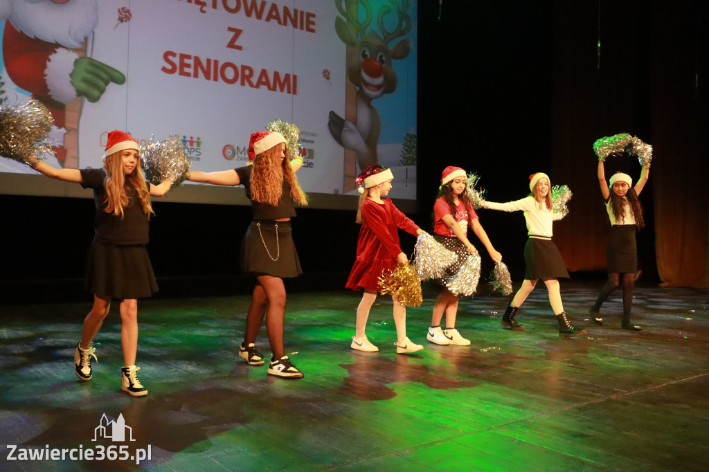 Fotorelacja: Świętowanie z Seniorami w MOK Zawiercie