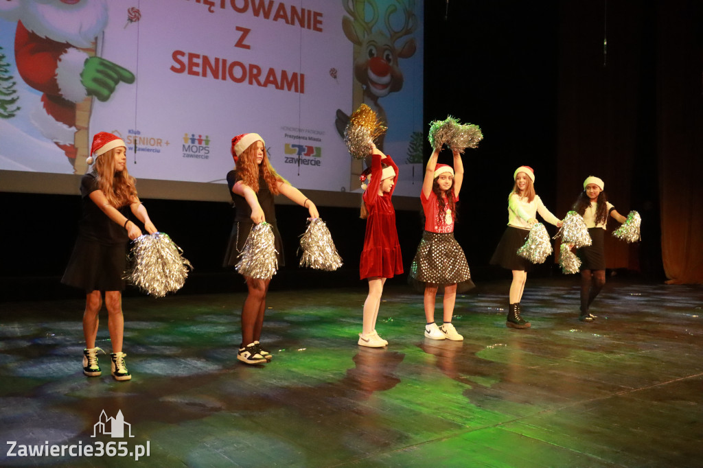 Fotorelacja: Świętowanie z Seniorami w MOK Zawiercie