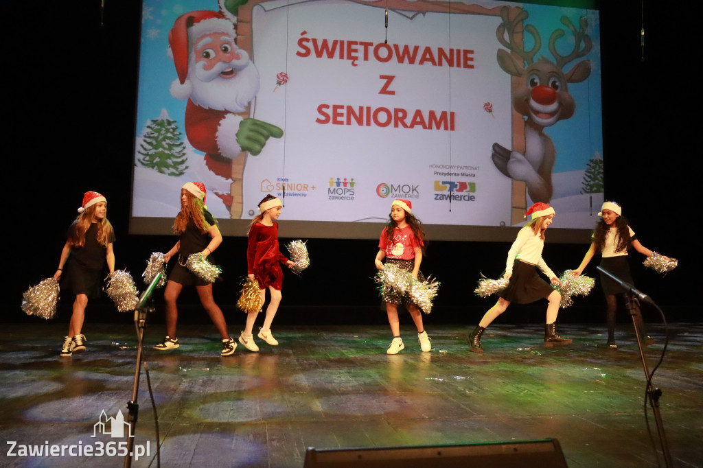 Fotorelacja: Świętowanie z Seniorami w MOK Zawiercie