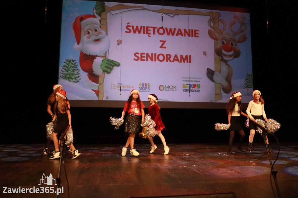 Fotorelacja: Świętowanie z Seniorami w MOK Zawiercie