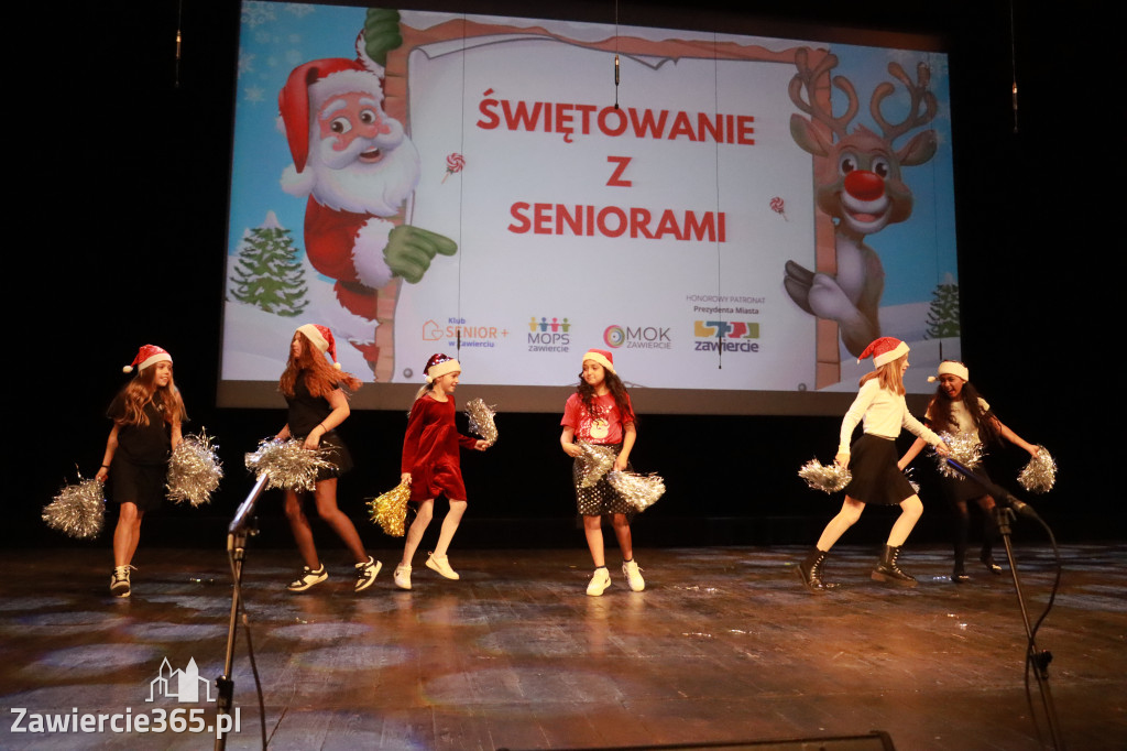 Fotorelacja: Świętowanie z Seniorami w MOK Zawiercie