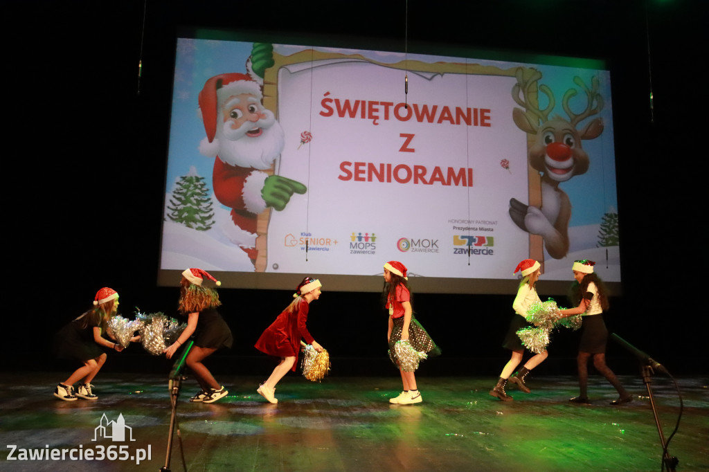 Fotorelacja: Świętowanie z Seniorami w MOK Zawiercie