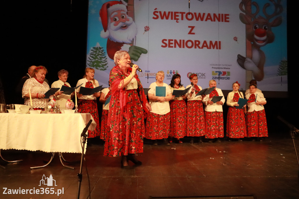 Fotorelacja: Świętowanie z Seniorami w MOK Zawiercie