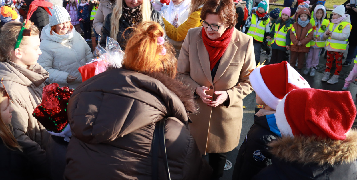 Fotorelacja: Wspólne kolędowanie uczniów i przedszkolaków w Zawierciu