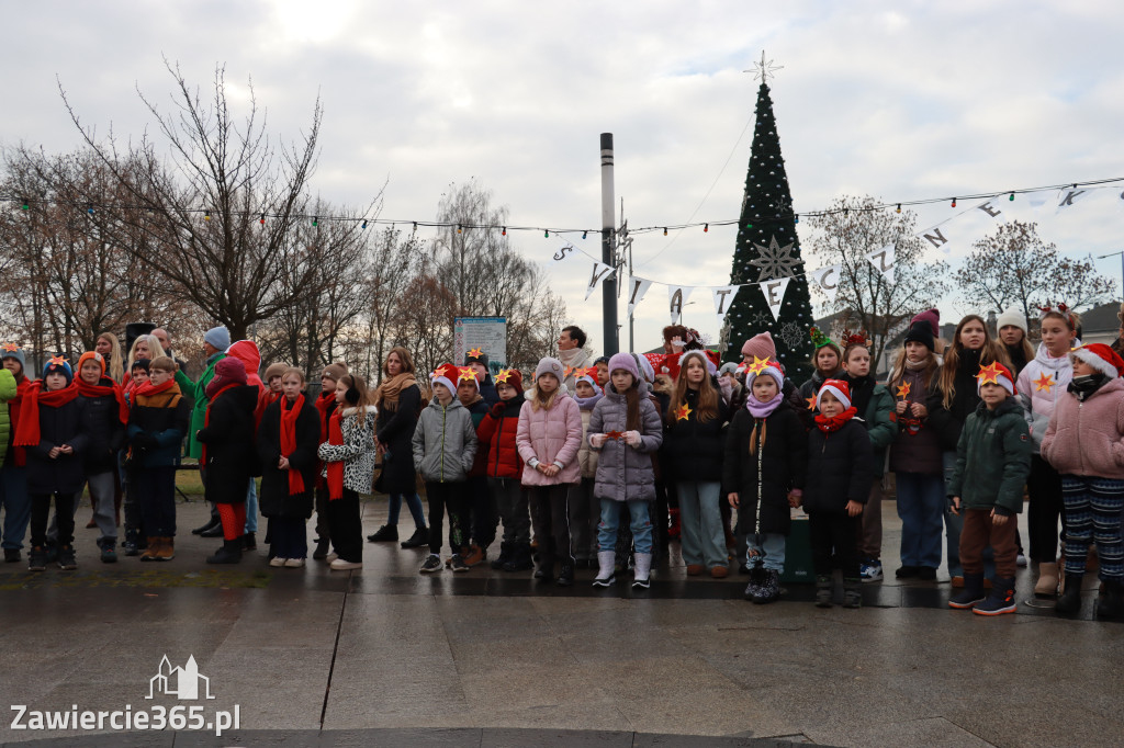 Fotorelacja: Wspólne kolędowanie uczniów i przedszkolaków w Zawierciu