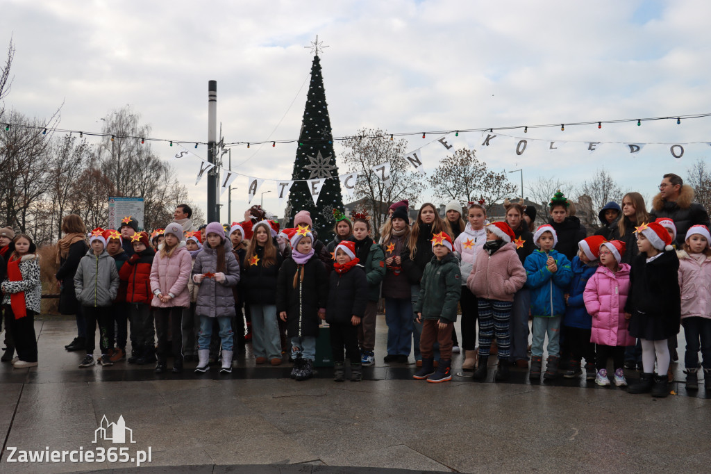 Fotorelacja: Wspólne kolędowanie uczniów i przedszkolaków w Zawierciu