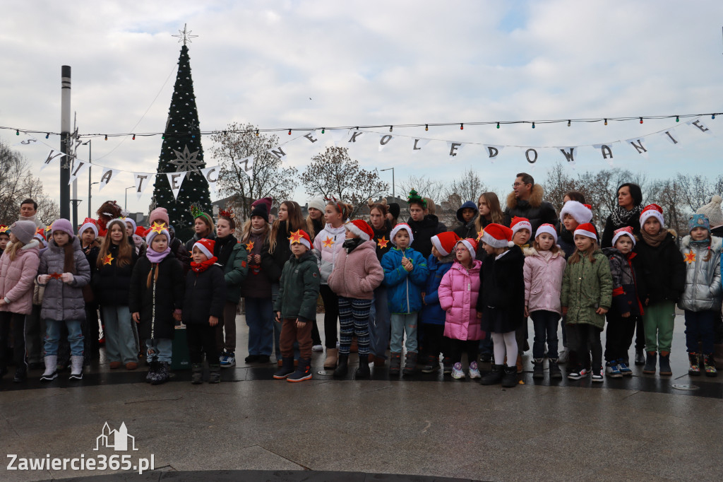 Fotorelacja: Wspólne kolędowanie uczniów i przedszkolaków w Zawierciu