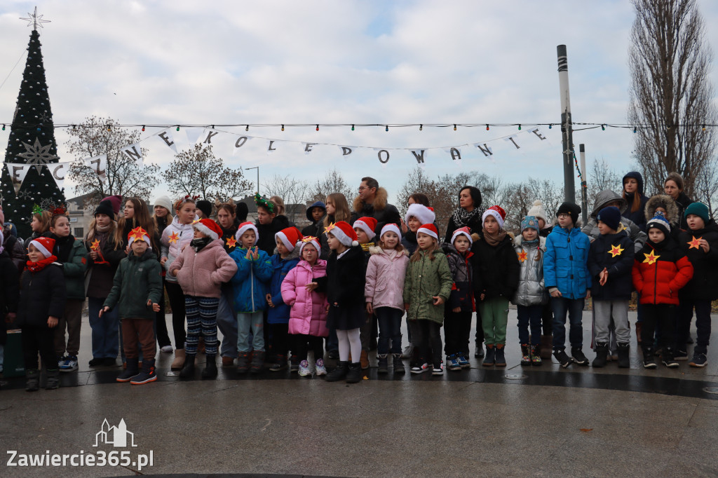 Fotorelacja: Wspólne kolędowanie uczniów i przedszkolaków w Zawierciu