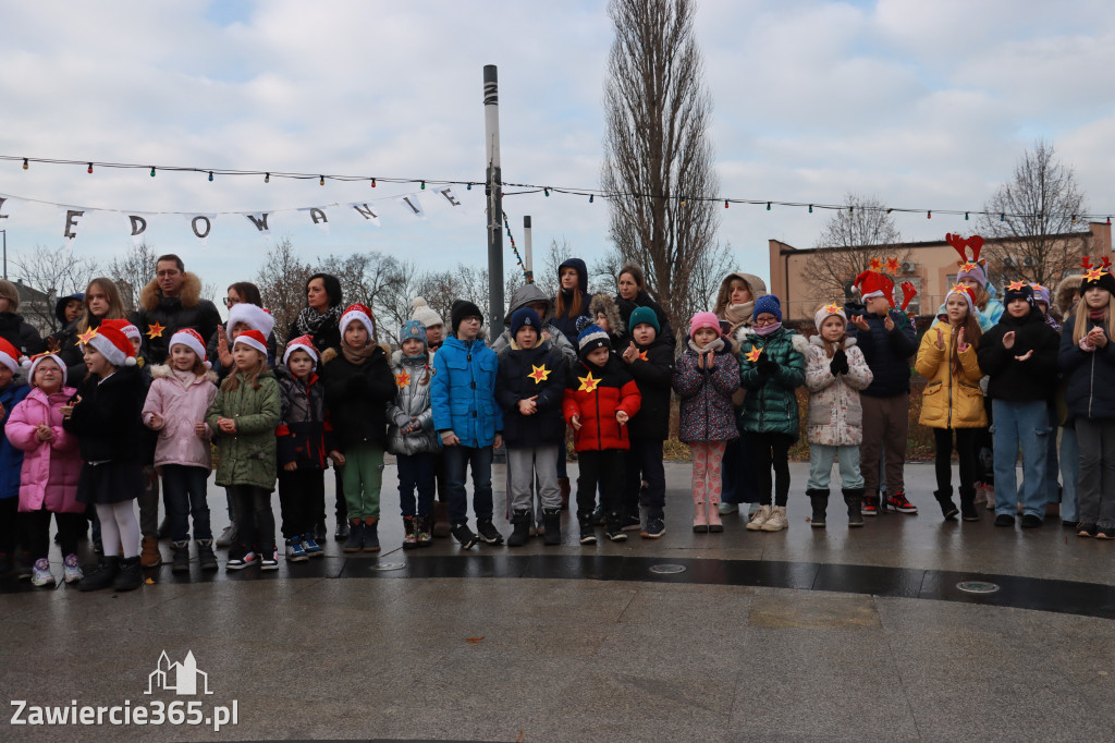 Fotorelacja: Wspólne kolędowanie uczniów i przedszkolaków w Zawierciu