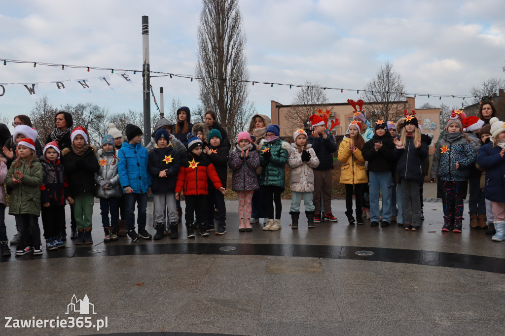 Fotorelacja: Wspólne kolędowanie uczniów i przedszkolaków w Zawierciu