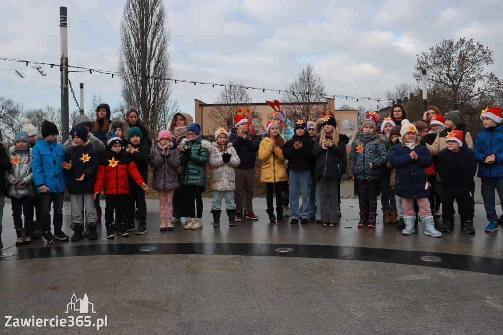 Fotorelacja: Wspólne kolędowanie uczniów i przedszkolaków w Zawierciu