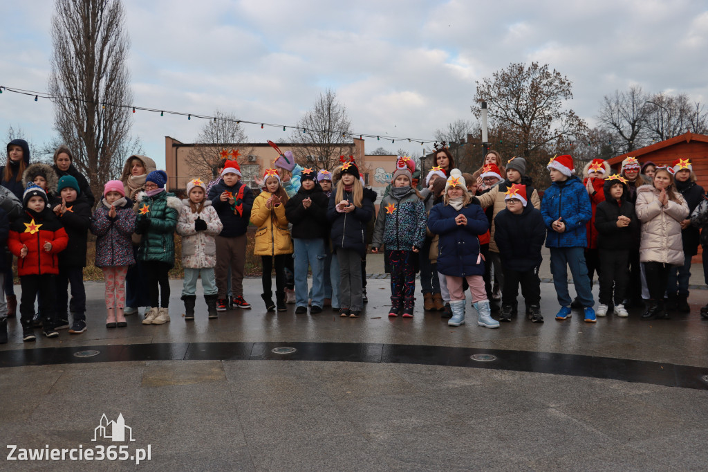 Fotorelacja: Wspólne kolędowanie uczniów i przedszkolaków w Zawierciu