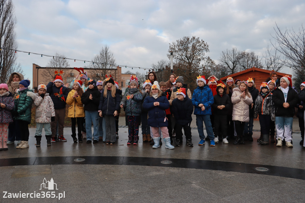 Fotorelacja: Wspólne kolędowanie uczniów i przedszkolaków w Zawierciu