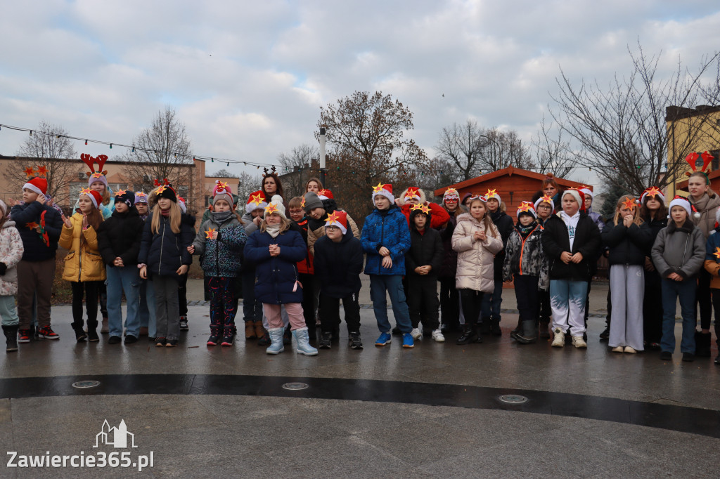 Fotorelacja: Wspólne kolędowanie uczniów i przedszkolaków w Zawierciu