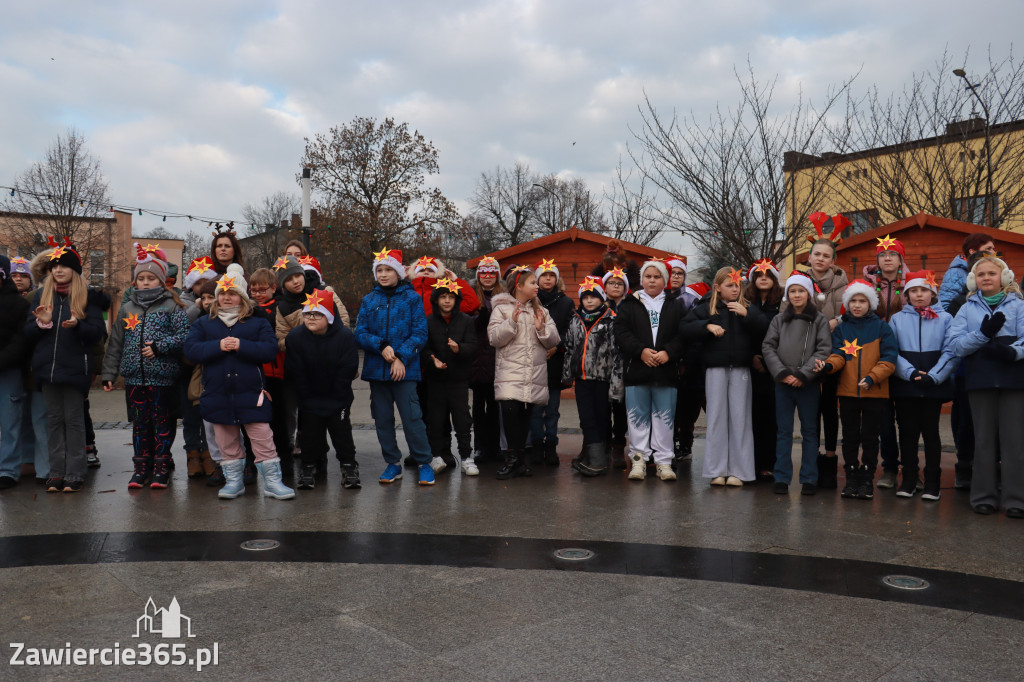 Fotorelacja: Wspólne kolędowanie uczniów i przedszkolaków w Zawierciu
