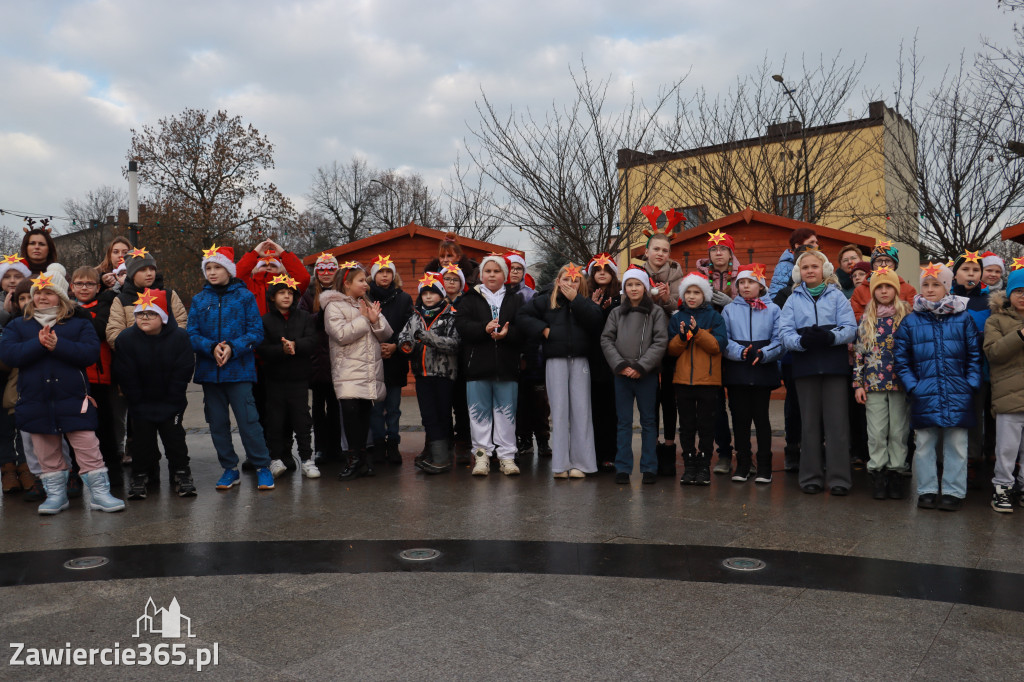 Fotorelacja: Wspólne kolędowanie uczniów i przedszkolaków w Zawierciu