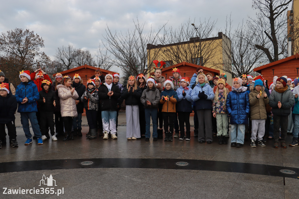 Fotorelacja: Wspólne kolędowanie uczniów i przedszkolaków w Zawierciu